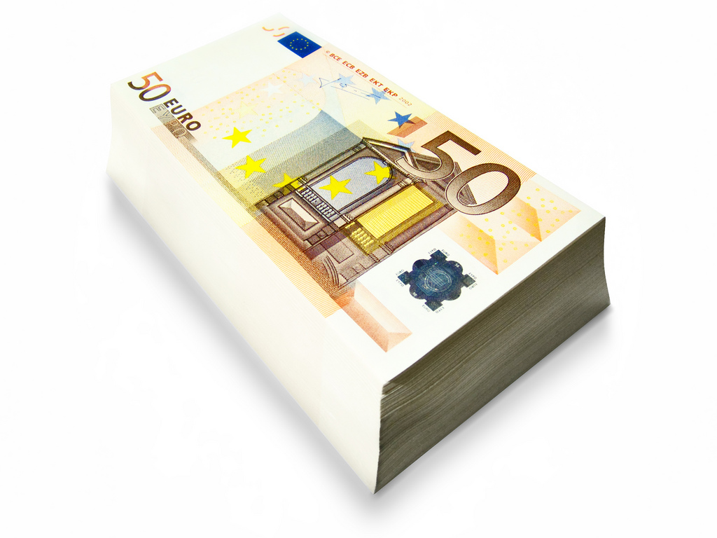 Фото пачки денег (по 50 евро)