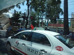 Поскольку 30 апреля — День освобождения Южного Вьетнама, то везде были флаги, даже на машинах