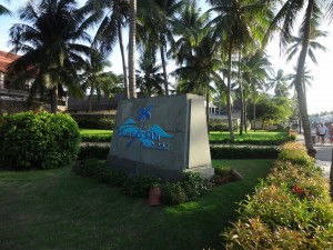 Каменная "вывеска" нашего отеля Blue Ocean Resort